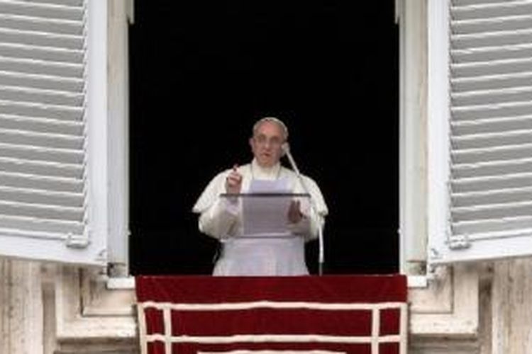 Paus Fransiskus menyerukan adanya upaya baru perdamaian di Timur Tengah sebelum doa Angelus pada hari Minggu (13/7/2014) di Lapangan Santo Petrus, Vatikan.

