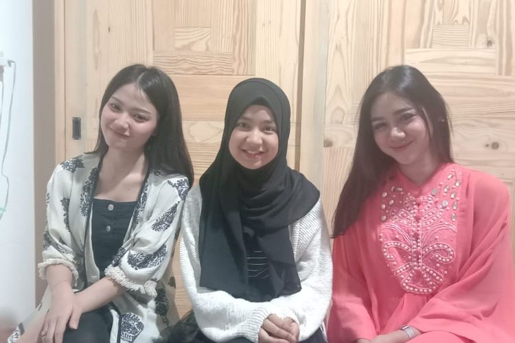  (Kiri ke kanan) Maria Eka Rising Star, Nashwa Idol Junior, dan Iga Azwika menghadiri acara berbuka puasa bertajuk Share The Happiness yang diadakan ICE-u by Konica Minolta dan System X Indonesia di Panti Asuhan Annajah, Petukangan, Jakarta Selatan, Selasa (21/5/2019).