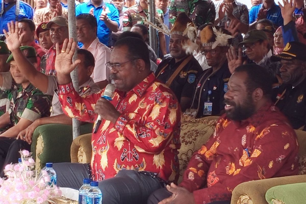 Bupati Asmat Elisa Kambu didampingi perwakilan TNI, Polri, dan dinas setempat melakukan video conference dengan Menteri Komunikasi dan Informatika Rudiantara di lapangan Polres Asmat, Papua, Sabtu (31/8/2019).