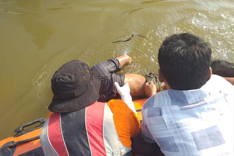 Petugas Basarnas Pekanbaru mengevakuasi jasad Juanda Siahaan (35) yang tenggelam saat berenang di Sungai Tanggi, Kecamatan Kampar Kiri, Kabupaten Kampar, Riau, Jumat (28/6/2019).