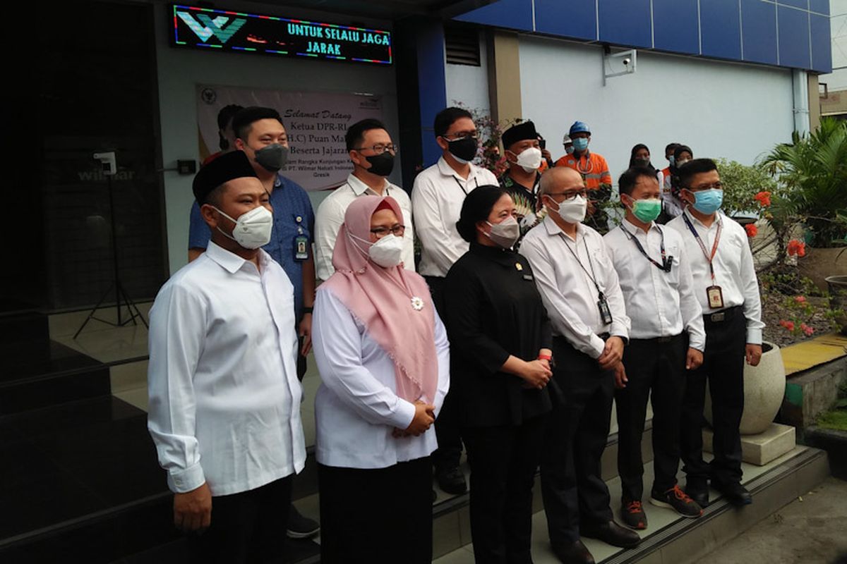 Ketua DPR RI Puan Maharani (tengah), saat berkunjung ke PT Wilmar Nabati Indonesia di Kabupaten Gresik, Rabu (2/3/2022).