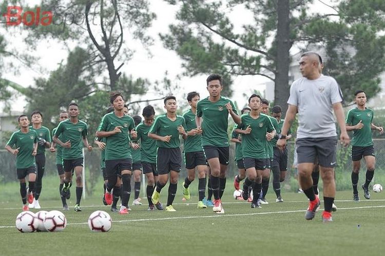 Para peemain Timnas U-16 Indonesia mengikuti pemusatan latihan di National Youth Training Center (NYTC), Sawangan, Depok, Jawa Barat, Senin (13/5/2019), untuk Piala AFF U-16 2019.

