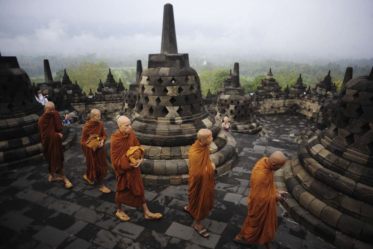 Tri Suci Waisak-Biksu berjalan di antara stupa candi saat menjalankan prosesi pradaksina di Candi Borobudur, Kabupaten Magelang, Jawa Tengah, Minggu (6/5). Prosesi ini dalam menyambut Perayaan Tri Suci Waisak 2556 BE. Perayaan tersebut memperingati tiga peristiwa penting yaitu kelahiran, kesempurnaan dan wafatnya sang Budha Gautama.



Kompas/P Raditya Mahendra Yasa (WEN)

26-05-2012