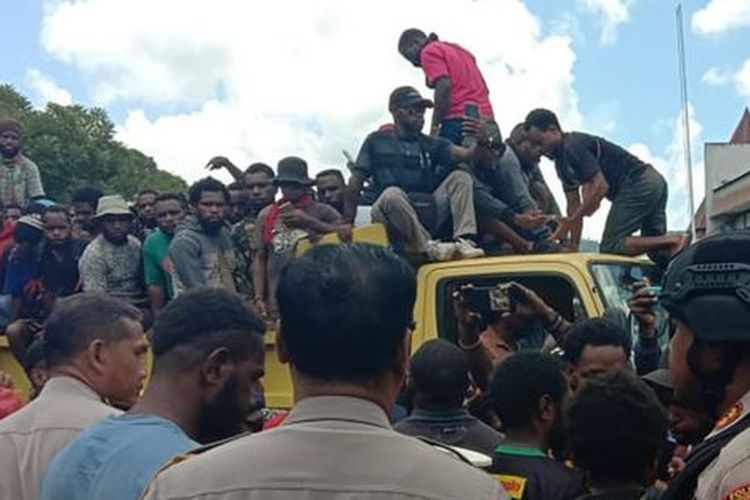 Sejumlah mahasiswa diangkut menggunakan truk dan bus dari kampus Universitas Cenderawasih, pada Senin (23/09). 