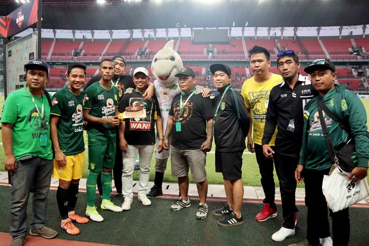 Pemain Barito Putera, Evan Dimas (dua dari kiri) foto bersama Demain Persebaya Surabaya dan Bonek seusai laga tunda Pekan 4 Liga 1 2019 yang berakhir dengan skor 2-2 di Stadion Gelora Bung Tomo Surabaya, Jawa Timur, Selasa (09/07/2019) sore.  