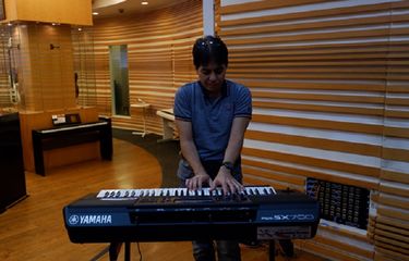 Kibordis dan pencipta lagu Nugroho Setiadi, atau yang akrab disapa Kak Nunuk, mencoba keyboard Yamaha PSR-SX700 di CCC Yamaha Music Center Jakarta, Kamis (1/8).