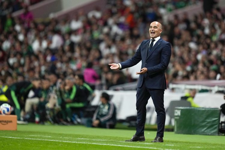Pelatih kepala timnas Portugal, Roberto Martinez, memberi isyarat pada laga FIFA Matchday antara Meksiko dan Portugal di Mexico City, Meksiko, 28 Maret 2026.