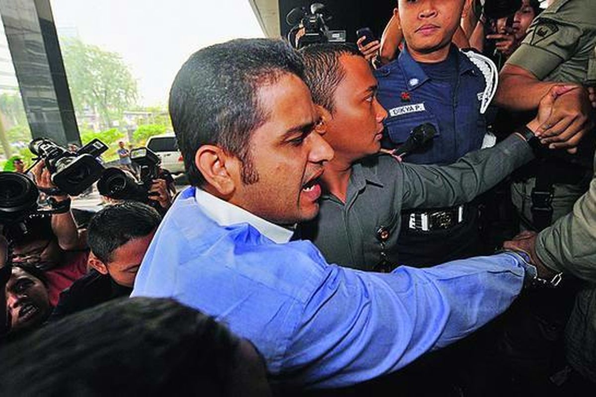 Former treasurer of ruling Democrat enters the building of Corruption Eradication Commission to go through the first probe held by the commission  in Jakarta on Aug.8, 2011 