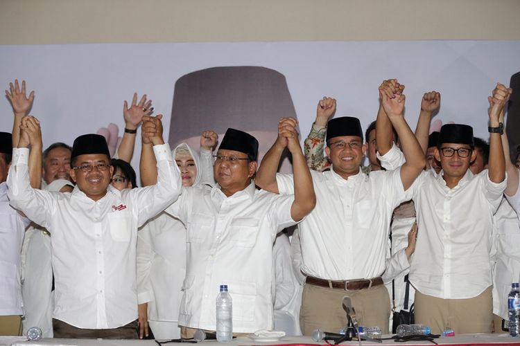 Presiden PKS Sohibul Iman (kiri), Ketua Umum Gerindra Prabowo Subianto (dua kiri), calon gubernur DKI nomor urut 3, Anies Baswedan (dua kanan) dan pasangannya, Sandiaga Uno, di Kantor DPP Partai Gerindra, Jakarta Selatan, Rabu (19/4/2017). Quick count lembaga survei untuk putaran kedua Pilkada DKI Jakarta mengunggulkan pasangan ini atas Basuki Tjahaja Purnama-Djarot Saiful Hidayat.