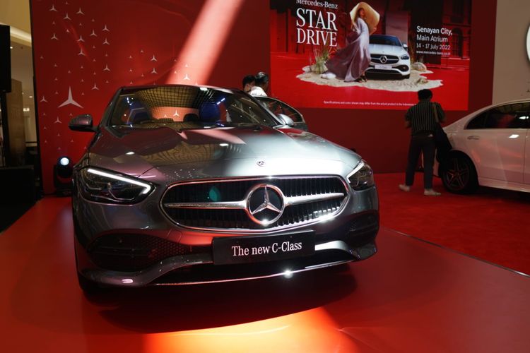 Varian C 200 Avantgarde Line, salah satu varian all new C-Class dari Mercedes-Benz, yang diluncurkan dalam acara tahunan Mercedes-Benz Star Drive, di Senayan City, Jakarta, Kamis (14/7/2022). Selain C 300 hadir pula koleksi baru C 300 AMG Line, serta the new CLS 350 AMG Line Coupé. 