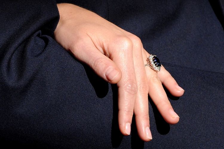 Cincin blue sapphire milik Putri Wales atau Kate Middleton pada tahun 2010.