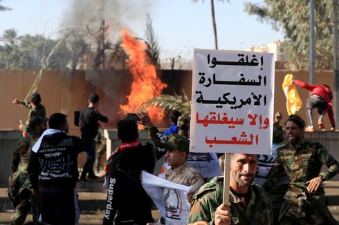 Demonstran Irak Pendukung Iran Serang Kedutaan Besar AS
