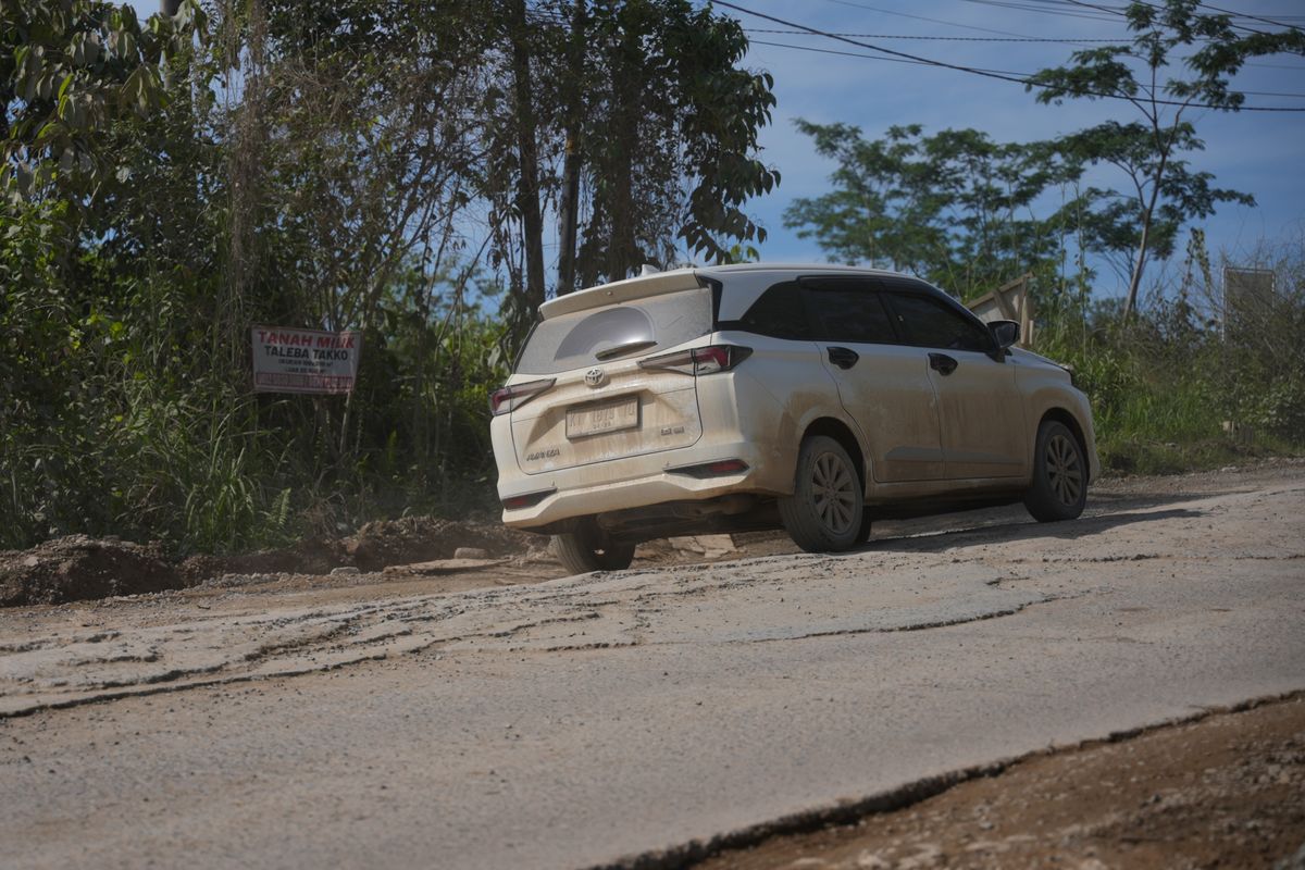 Tumpahan adukan semen mengeras di atas permukaan (surface) jalan yang menjadi satu-satunya akses darat dari Balikpapan menuju IKN itu.
