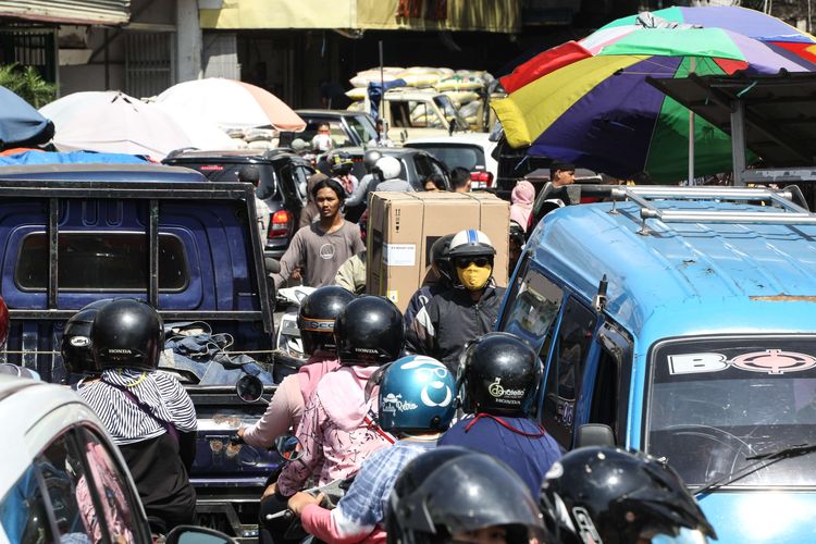 Suasana Pasar Anyar Kota Bogor di tengah aturan Pembatasan Sosial Berskala Besar karena pandemi Covid-19, Sabtu (16/5/2020). Pasar Anyar Kota Bogor ramai pengunjung.