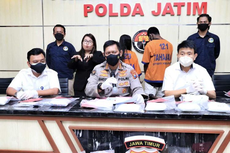 Kabid Humas Polda Jatim, Kombes Pol Gatot Repli Handoko, didamping oleh Kasubdit II Ditresnarkoba, Kompol James, saat merilis hasil ungkap Narkotika jenis Sabu RA dan ICK di Mapolda Jatim, Senin (27/09/2021).