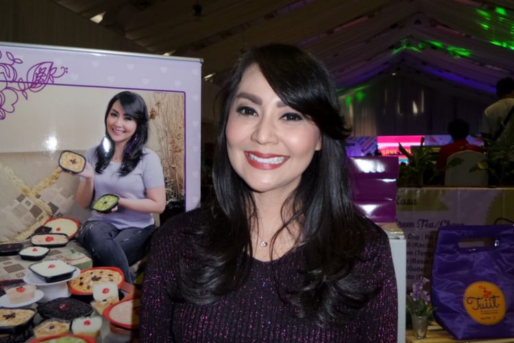 Tessa Kaunang berpose dalam acara amal di Hotel Sultan, Jakarta Pusat, Sabtu (31/3/2018).