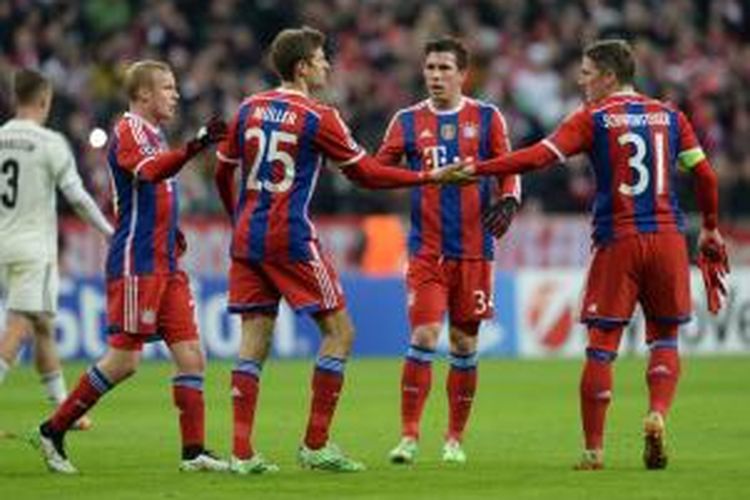 Para pemain Bayern Muenchen saat merayakan gol Sebastian Rode (kiri) ke gawang CSKA Moskwa pada matchday keenam Grup E Liga Champions di Allianz Arena, Rabu (10/12/2014). 