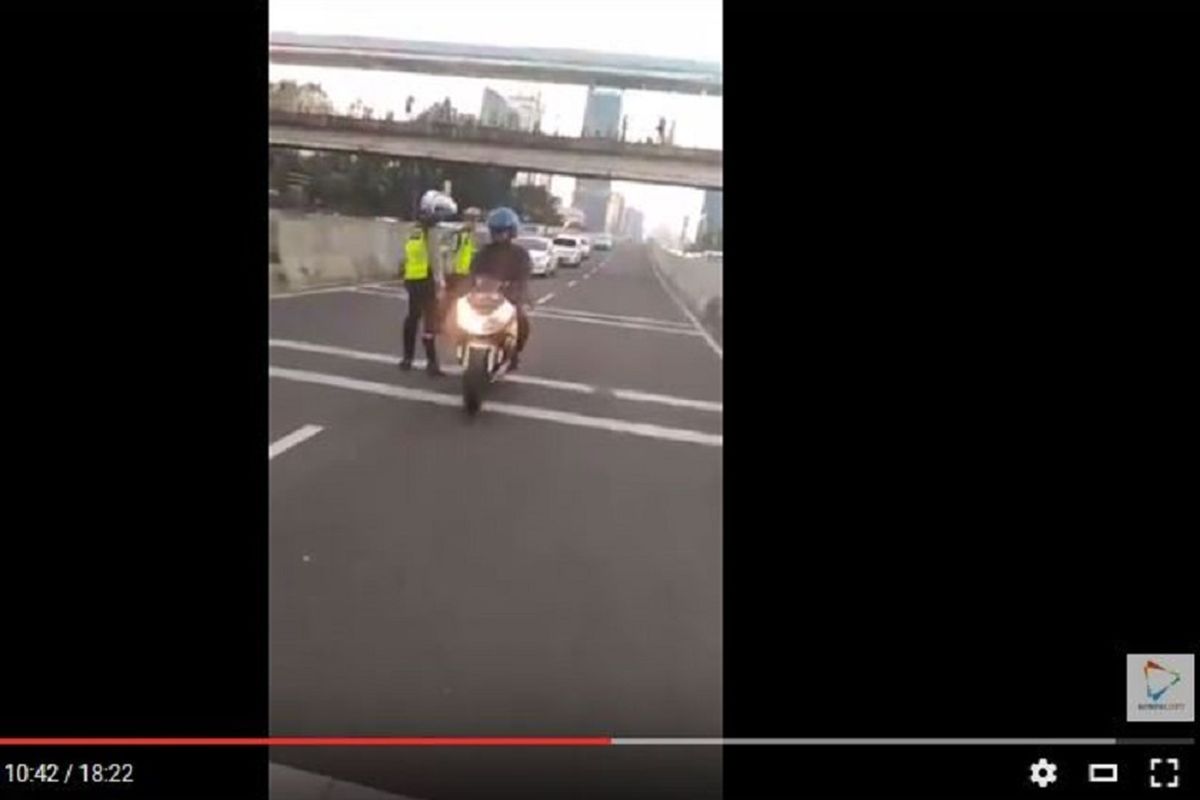 Seorang pengendara sepeda motor Kawasaki Ninja 250 FI yang tidak ditilang saat polisi melakukan razia di JLNT Tanah Abang-Kampung Melayu, Rabu (26/7/2017).