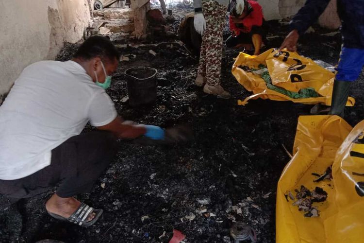 Aparat Polresta Pulau Ambon menemukan dua jenazah usai kebakaran di lokasi padat penduduk di kawasan Ongkoliong, Desa Batu Merah, Kecamatan Sirimau Ambon, Minggu (29/3/2020)