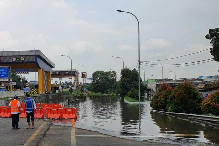 Situasi terkini banjir di Gerbang Tol Bitung, Senin (14/11/2022).