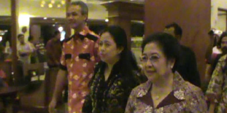 Megawati Sukarnoputri, Puan Maharani dan Ganjar Pranowo saat di Solo,Sabtu (8/3/2014). 