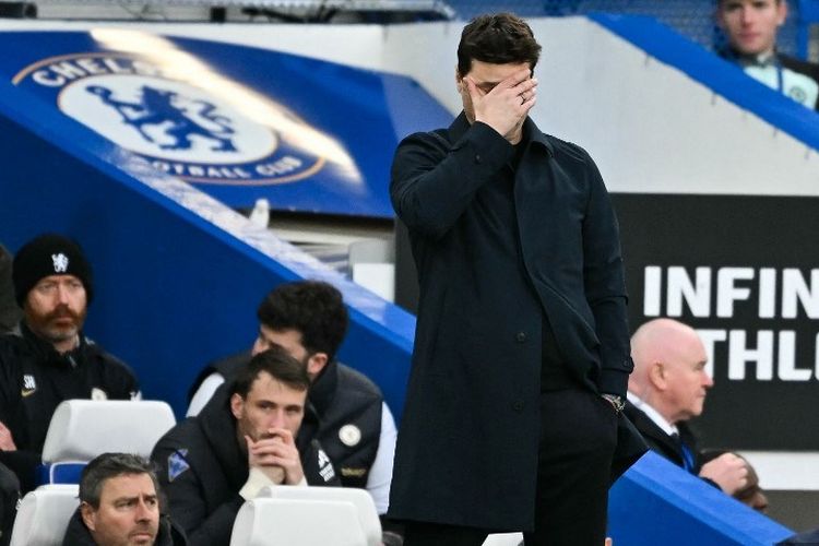 Pelatih Chelsea, Mauricio Pochettino, bereaksi pada laga kontra Wolverhampton Wanderers di ajang Liga Inggris yang bergulir di Stamford Bridge pada 4 Februari 2024.