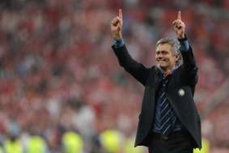 Jose Mourinho merayakan kesuksesan Inter Milan menjuarai Liga Champions 2009-2010.