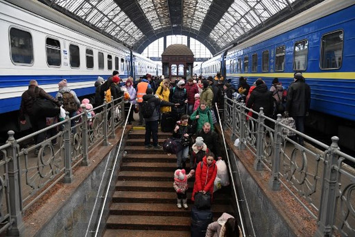 Orang-orang yang tiba dari kota Odessa meninggalkan peron stasiun kereta api di Lviv, Ukraina barat, pada Kamis (3/3/2022). Pasukan Rusia  mengambil alih kota Kherson di Ukraina, pejabat setempat mengonfirmasi pada Rabu (2/3/2022), sebagai pusat kota besar pertama jatuh sejak Moskwa menginvasi seminggu yang lalu.