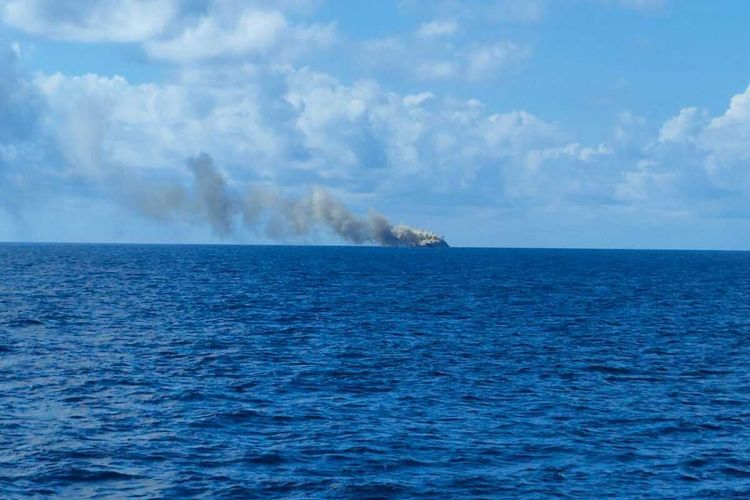 Kapal Republik Indonesia (KRI) Teluk Hading 538 terbakar di Perairan Kepulauan Selayar, Sabtu (3/6/2023) siang. 