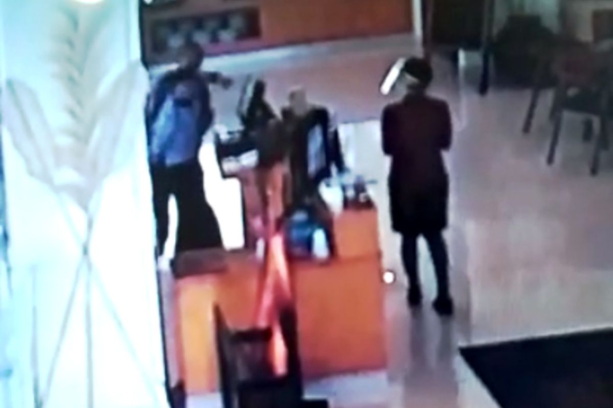 Momen saat sopir anggota DPRD Jabar memukul staf hotel di Cianjur, Jawa Barat, gara-gara teguran tak pakai masker.