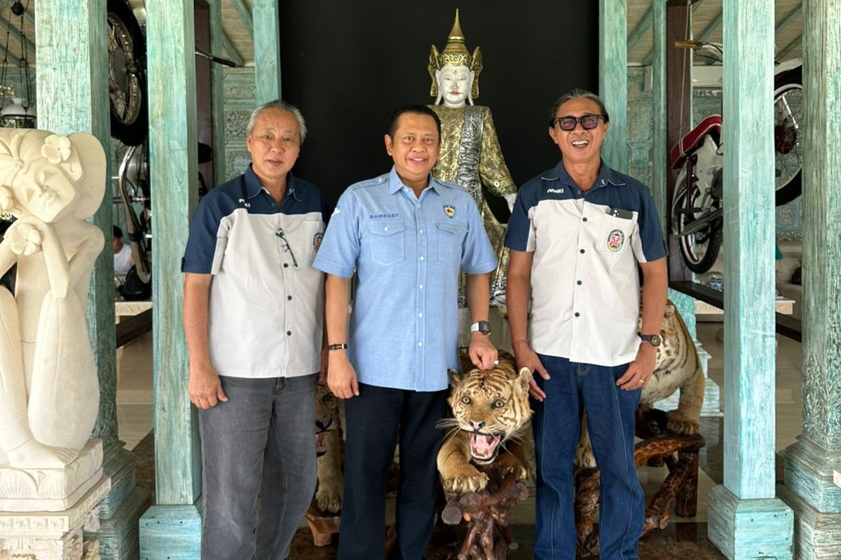 Ketua Umum PP-IMI bersama Jos Dharmawan, Ketua Umum PPMKI (kiri) dan Guswan, Ketua PPMKI Bali (kanan).