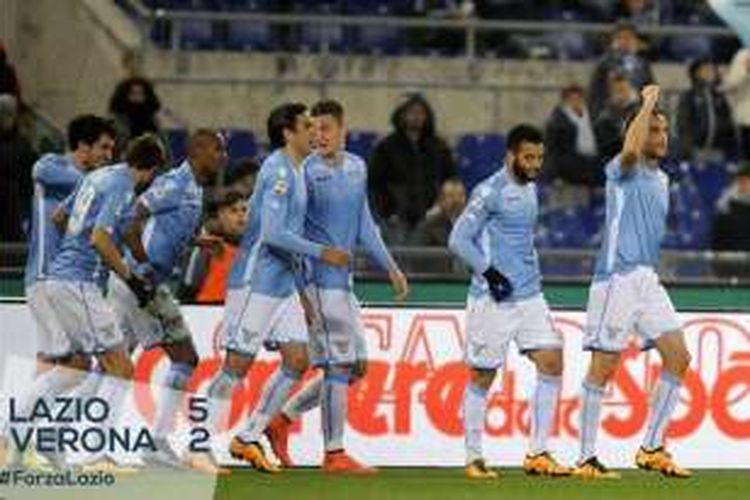 Para pemain Lazio merayakan kemenangan telak atas Verona di Stadion Olimpico, Kamis (11/2/2016). 