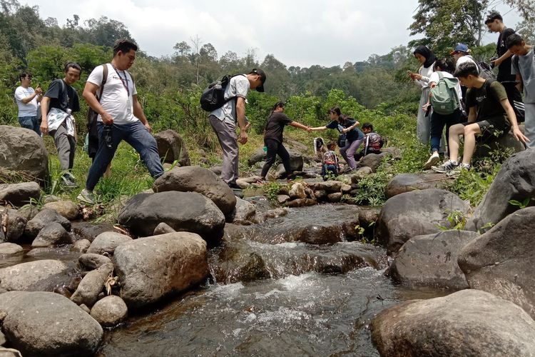 Mahasiswa PCU Surabaya melakukan ujicoba trekking dan menelusuri sungai sebagai bagian dari paket wisata jelajah desa dari Bukit Pecaringan, di Desa Jarak, Kecamatan Wonosalam, Kabupaten Jombang, Jawa Timur, Minggu (19/11/2023).