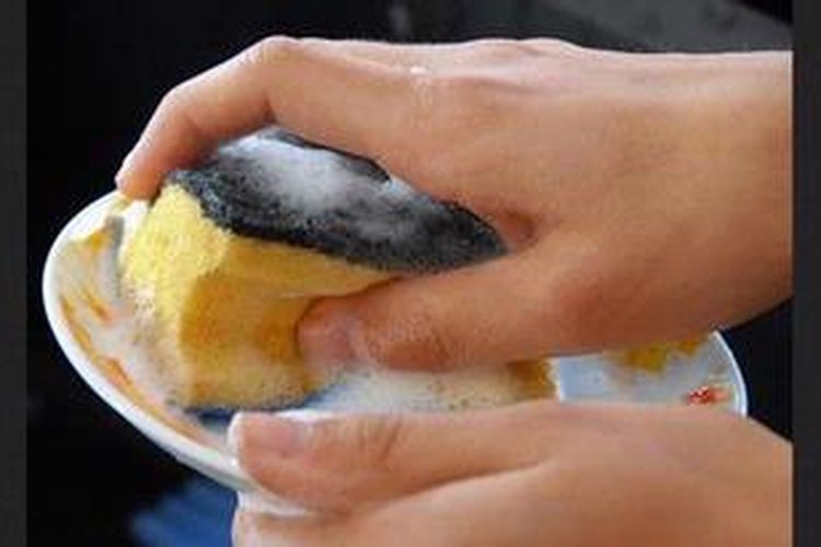 Garam juga dapat menghilangkan bau tidak sedap pada cucian piring, seperti bau bawang putih, telur, daging, bawang merah, dan minyak dapat hilang dengan campuran garam dan jeruk lemon.