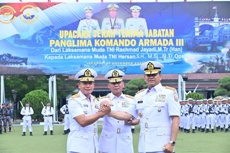 Panglima Komando Armada (Pangkoarmada) RI Laksamana Madya (Laksdya) Heru Kusmanto memimpin serah terima jabatan (sertijab) Pangkoarmada III di lapangan Arafuru, Markas Koarmada RI, Jakarta Pusat, Senin (27/11/2023). Jabatan Pangkoarmada III diserahterimakan dari Laksamana Muda (Laksda) Rachmad Jayadi (kiri) kepada Laksamana Muda Hersan (kanan).