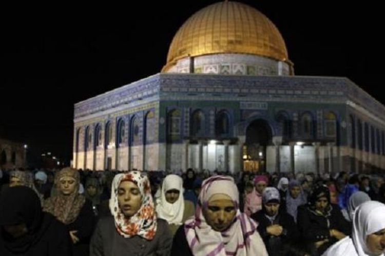 Warga Palestina menjalankan ibadah sholat di halaman masjid Haram al-Sharif (yang juga dikenal sebagai Temple Mount) di Yerusalem