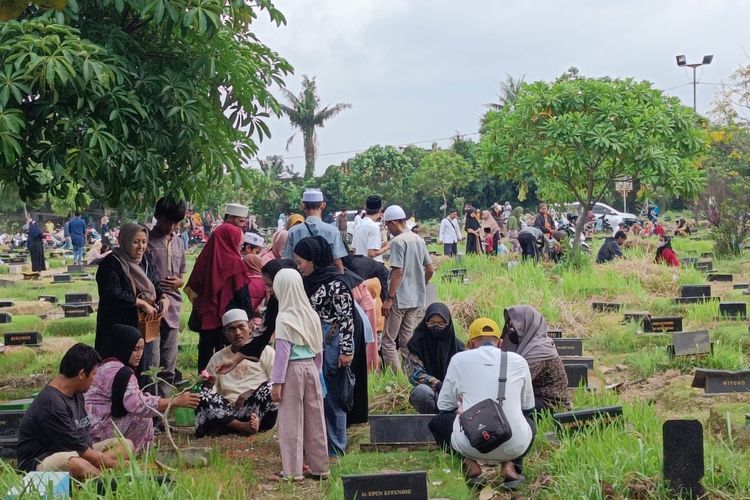 Lima hari menjelang memasuki bulan Ramadhan 1444 Hijriyah, tempat pemakaman umum (TPU) Selapajang Kota Tangerang dipadati ratusan orang yang berziarah. Tradisi ziarah untuk mengunjungi dan memberikan doa bagi sanak keluarga serta kerabat yang telah meninggal dunia masih terus dilakukan hingga hari ini, Minggu (19/3/2023).