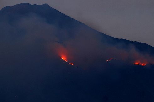 Titik Api Gunung Arjuno Berkurang, Heli Water Bombing Akan Digeser ke Gunung Ijen