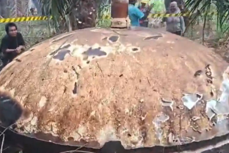 Benda Diduga Moncong Roket Ditemukan di Kebun Sawit Kotim, Beratnya 500 Kg