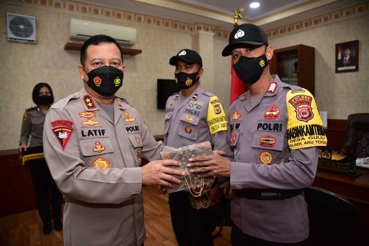 Kapolda Maluku Irjen Pol Lotharia Latif memberikan penghargaan dari kapolri Jenderal Polisi Listyo Sigit Prabowo kepada dua anggotanya Polda Maluku yang berprestasi, Rabu (19/1/2022)