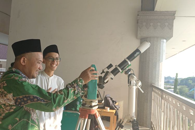 Teleskop dan Teodolit Disiapkan untuk Pantau Hilal 1 Syawal di Masjid KH Hasyim Asy’ari