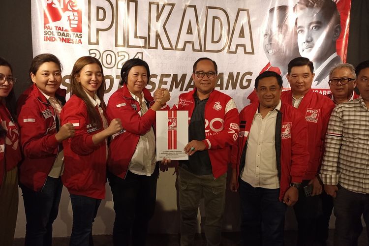 Sekretaris Daerah (Sekda) Kota Semarang, Iswar Aminuddin mengambil formulir pendaftaran bakal calon kepala daerah di DPC Partai Solidaritas Indonesia (PSI). Senin (20/5/2024).