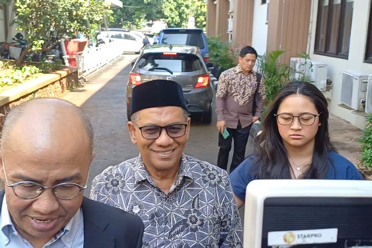 Ayah Teuku Ryan, Rustam Efendi hadiri sidang perceraian anaknya dan Ria Ricis di Pengadilan Agama (PA) Jakarta Selatan, Senin (22/4/2024). 