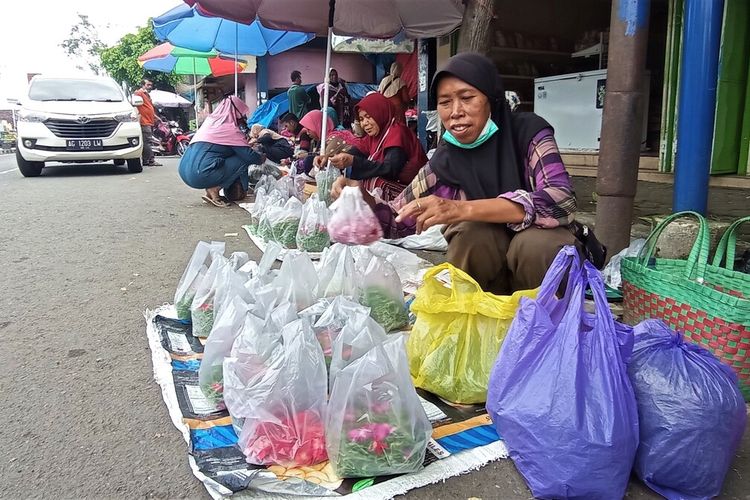 Yatinem pedapang bunga tabor untuk ziarah makam di Pasar Sayur Magetan kebanjiran pembeli jelang puasa ramadan. Sehari dia mengaku bisa menjual 300 kantong bunga tabor makam.