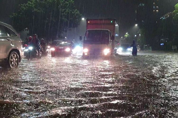 Jalan DI Panjaitan, Jatinegara, Jakarta Timur, tergenang air sekitar 30 sentimeter, arus lalu lintas macet, Rabu (4/12/2019).