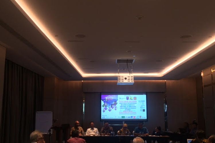 Dirjen Penanganan Fakir Miskin Andi Za Dullong besert pembicara lainnya pada acara diskusi terkait urusan perumahan rakyat, pemukiman, dan pembangunan kawasan perkotaan/pedesaan di Hotel InterContinental, Pondok Indah, Jakarta Selatan, Selasa (26/11/2019).