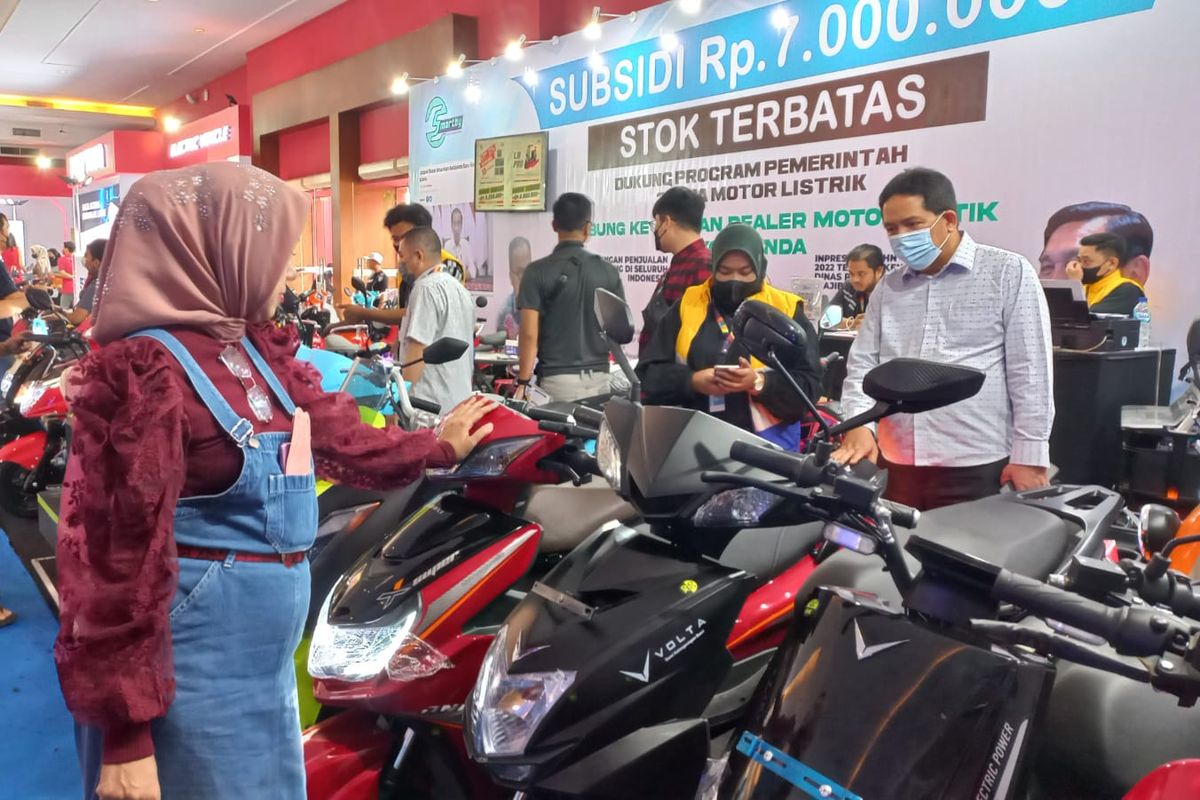 Gimik subsidi Rp 7 juta untuk pembelian motor listrik di Indonesia International Motor Show (IIMS) 2023