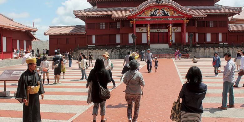 Bangunan kerajaan yang menjadi tempat tinggal Raja Okinawa dan permaisurinya pada masa lampau berada di tengah area Benteng Shurijo, Kota Naha, Okinawa, Jepang, akhir Maret lalu. Sempat hancur akibat Perang Dunia II, benteng ini dihidupkan kembali oleh pemerintah setempat, dan kini menjadi obyek wisata andalan di Okinawa.
