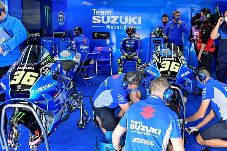 Suzuki Spanish rider Joan Mir (C) sits in the box as team members prepare his motorbikes during the first practice session of the MotoGP Spanish Grand Prix at the Jerez racetrack in Jerez de la Frontera on April 29, 2022. (Photo by JAVIER SORIANO / AFP)
