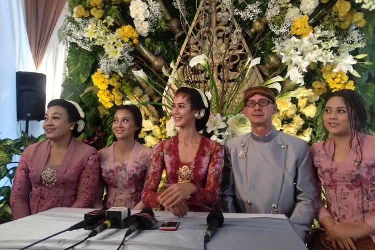 Paula Verhoeven Rela Rambutnya Dicukur Demi Jalani Adat Pengantin Jawa